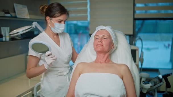 Šťastná Žena Podívá Zrcadla Procedurách Kosmetice Výsledek Práce Kosmetologů Kosmetické — Stock video