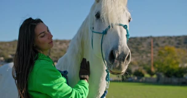 Bir Nsan Hayvan Sevgisinin Şefkatli Gösterisi Çiftliğin Huzurlu Çevresinde Atlarıyla — Stok video