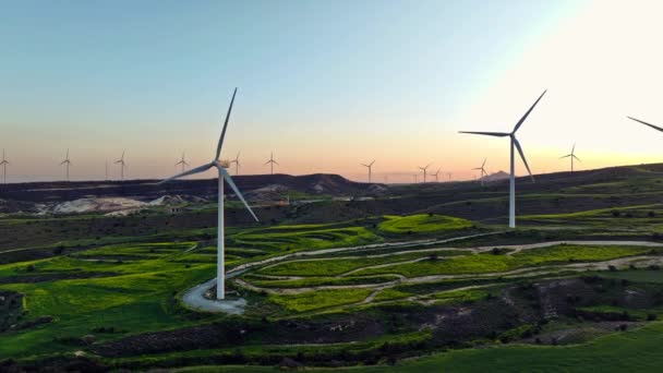 Windkrachtcentrale Vanuit Lucht Bij Zonsondergang Groene Energie Bescherming Van Natuur — Stockvideo