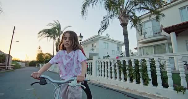 Szczęśliwe Dzieciństwo Matka Uczy Córkę Jeździć Rowerze Styl Życia Kobieta — Wideo stockowe