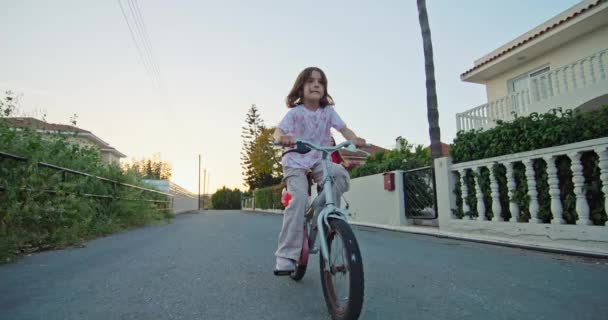 Eine Mutter Bringt Ihrer Tochter Das Fahrradfahren Bei Betreuung Und — Stockvideo