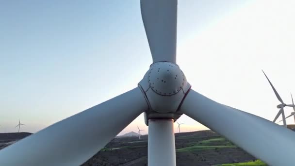 Luchtfoto Close Van Windmolen Bladwindturbines Draaien Wekken Elektriciteit Hoge Kwaliteit — Stockvideo