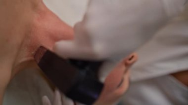 Her Yaşta Güzelliğin Arttırılması: Profesyonel Cilt Temizleme ve Havalı Güzellik Prosedürlerinde Yaşlı Kadın Zevkleri. Yüksek kalite 4k görüntü