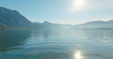 Traunsee Gölü 'nün Havadan Görünümü - Bozulmamış Doğa ve Sersemletici Dağ Turizm ve Dinlenme Manzarası. Yüksek kalite 4k görüntü