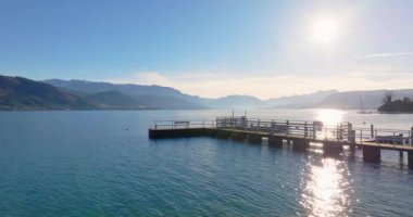 Traunsee Gölü 'nün Havadan Görünümü: Avusturya Alplerinin Huzurlu Güzelliğine Kendini Batır, Yüksek Dağlarla çevrili Bakir Göl' ün Çarpıcı Manzaraları ile. Yüksek kalite 4k görüntü