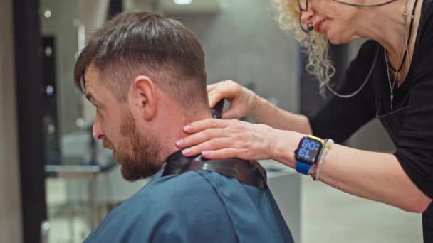 Parrucchiere Barbiere Taglio Capelli Con Forbici Uomo Salone Prendersi Cura — Video Stock