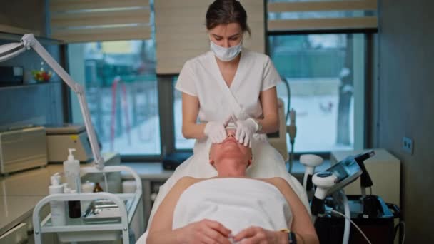 美容クリニックウェルネス 医師は美容と健康のための包括的な顔の皮膚の準備とバストの強化治療 高品質の4K映像 — ストック動画