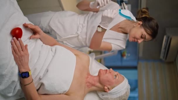 Dönüştürücü Güzellik Deneyimi Kadın Kozmetik Sonrası Ayna Tedavisinde Parıltılı Gülümsüyor — Stok video