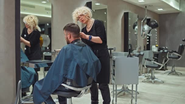 Zvýšení Stylu Kvalifikovaný Ženský Stylista Zlepšení Mužské Vlasy Nůžkami Salonu — Stock video