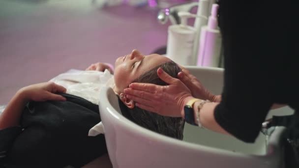 Profesionální Kadeřník Šamponuje Ženské Vlasy Péče Vlasy Krásu Salónu Krásy — Stock video
