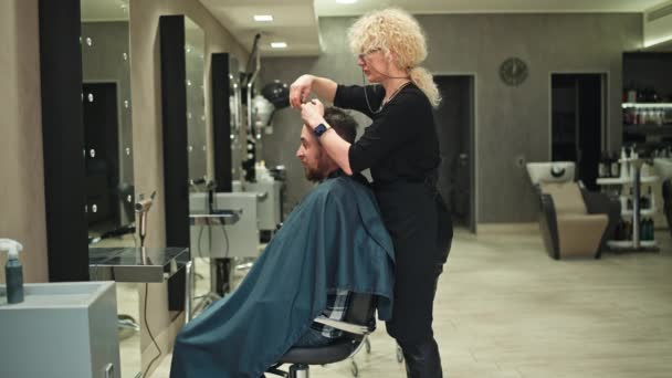 Szakmai Frizura Fodrász Segítségével Olló Mans Hair Szalonban Elősegíti Szépség — Stock videók