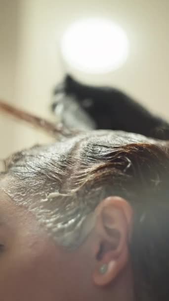 理发师的工作 美容院的程序高质量的4K镜头 — 图库视频影像