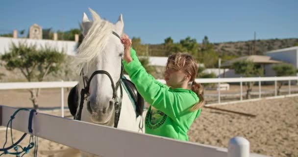 Ranczo Życie Kobieta Tacking White Horse Pielęgnacja Konia Przygotowanie Jazdy — Wideo stockowe