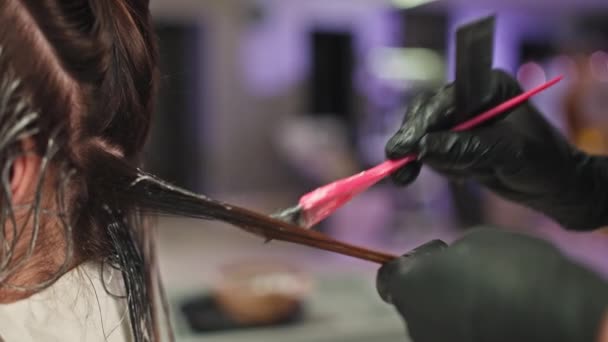 행동에 염료로 여자의 머리를 변환하는 컬러리스트 클로즈업 고품질 — 비디오
