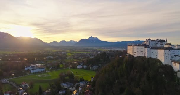 Boeiende Luchtfoto Van Kasteel Hohensalzburg Een Symbool Van Salzburgs Rijke — Stockvideo