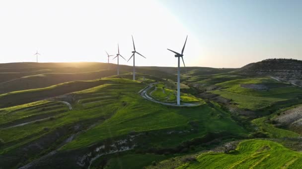 Luchtfoto Van Windmolens Een Groen Veld Groene Energie Ecologische Productie — Stockvideo