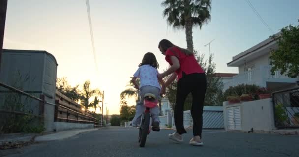 Abrazando Niñez Una Tierna Motivación Las Madres Mientras Hija Asume — Vídeos de Stock