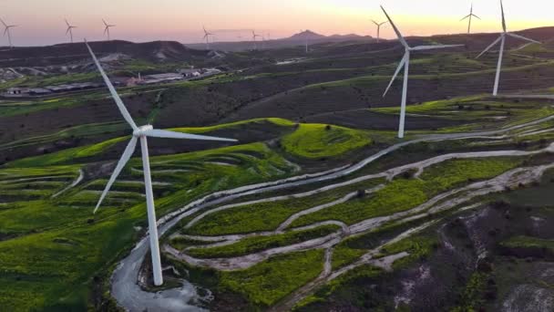 Rüzgâr Elektrik Fabrikasında Akşam Işığı Dağlık Bölgede Temiz Enerji Üreten — Stok video