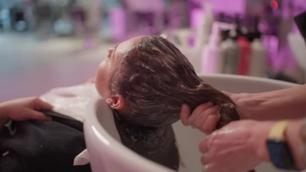 美容の準備 女性の美容院の洗濯クライアント スタイリングおよび着色 サロン サービスおよびライフスタイルの前に髪を洗浄します 高品質の4K映像 — ストック動画