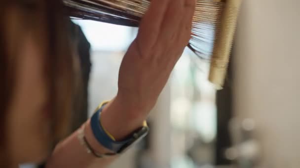 Stijlvolle Europese Vrouw Ontvangt Professioneel Kapsel Styling Hoge Kwaliteit Beeldmateriaal — Stockvideo