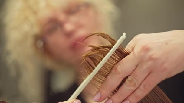 Beauty Salon Transformace Profesionální Kadeřník Styling Vlasy Pro Evropskou Ženu — Stock video