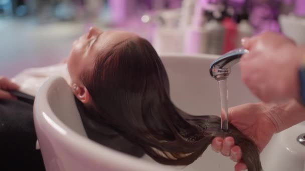 Salon Piękności Rytuał Kobieta Fryzjer Myje Klientów Włosy Przed Stylizacji — Wideo stockowe