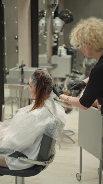 Fryzjer Grzebie Włosy Podczas Farbowania Salonie Piękności Piękna Kobieta Zabiegi — Wideo stockowe