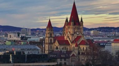 Viyana Avusturya 'da hava manzaralı şehir günbatımı. Güzel bir şehir manzarası olan turizm kasabasının tarihi merkezindeki eski katedral. Yüksek kalite 4k görüntü