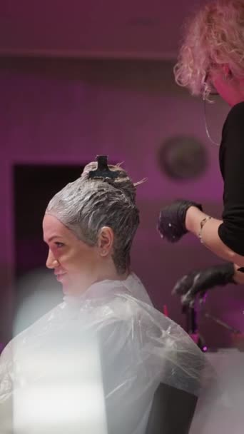 Експертна Забарвлення Волосся Гламурної Трансформації Професійний Стиліст Покращує Красу Обережністю — стокове відео