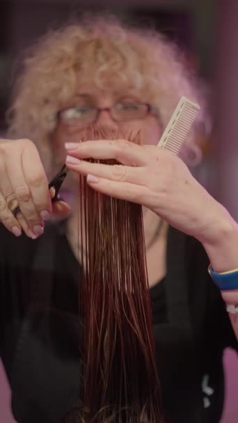 理发师在美容院里用剪刀剪头发 发型时尚 发型时尚 女孩子的生活方式 高质量的4K镜头 — 图库视频影像