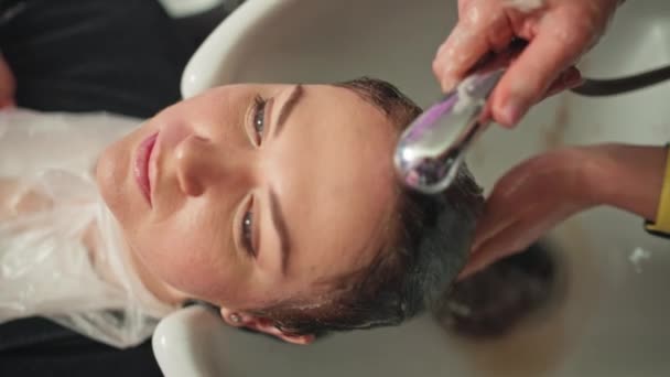 Proceso Peinado Peluquería Femenina Lava Cabello Los Clientes Para Corte — Vídeo de stock