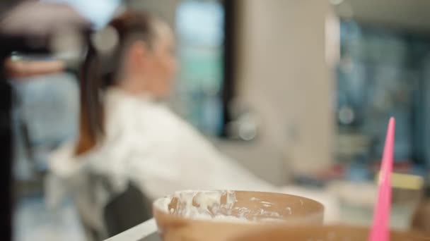 Fryzjer Nakłada Farbę Włosów Szczotkę Zbliżenie Zabiegi Kosmetyczne Salonie Piękności — Wideo stockowe
