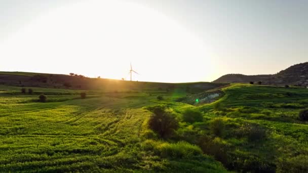 Windkrachtcentrale Vanuit Lucht Bij Zonsondergang Een Windmolen Draait Wekt Elektriciteit — Stockvideo