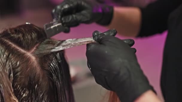 在美容院里染发特写理发师用一根骨头把姑娘们的头发染成一束 高质量的4K镜头 — 图库视频影像