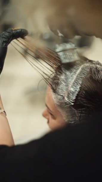 Yakın Plan Saç Boyacılarının Elleri Kadın Saçına Boya Sürüyor Güzellik — Stok video
