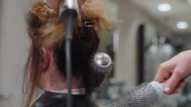 Peluquero Seca Cabello Hace Peinado Para Una Mujer Empresaria Sometida — Vídeo de stock