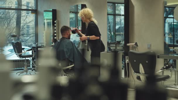 Uzman Saç Bakımı Berber Erkek Makasla Saç Kesimi Yapıyor Güzellik — Stok video