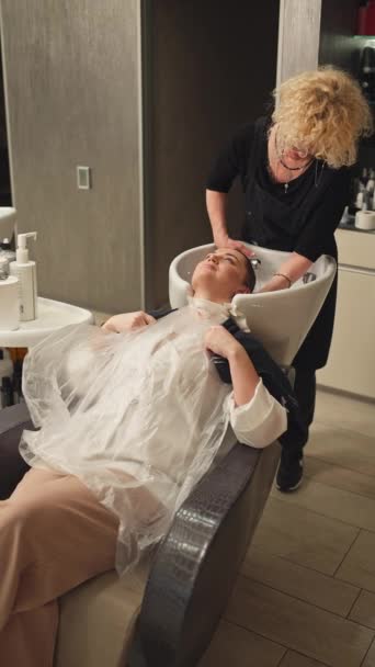 Hairdresser Prepares Woman Haircut Washes Her Head Sink Businesswoman Procedures — Stock Video