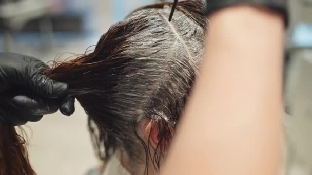 Saç Boyama Sanatı Dönüşen Kadın Bakışında Renkçilerin Yakın Çekim Tekniği — Stok video