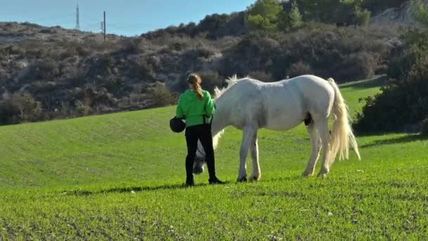 Harmonia Com Natureza Mulher Cuidadosamente Acariciando Caminhando Cavalo Campo Fazenda — Vídeo de Stock