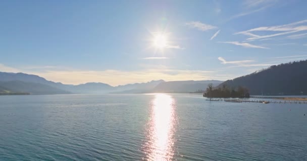 奥地利阿尔卑斯山中特拉奥湖的空中景观 山脚下的湖水是美丽的 阳光明媚的 高质量的4K镜头 — 图库视频影像