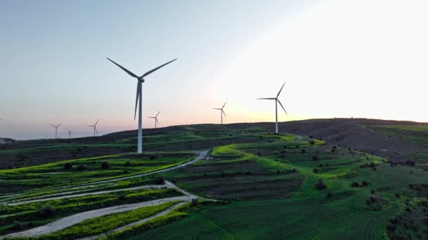 Захід Сонця Над Вітроелектростанцією Повітряний Погляд Виробництво Екологічно Чистої Електроенергії — стокове відео