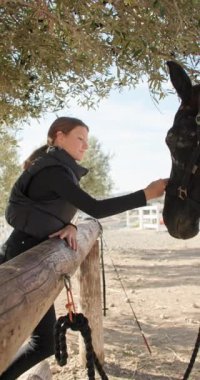 Jokey Kostümlü Kız Sevgi ve Bakım Gösteriyor: Çiftlikte Bir At Seviyor, Yaşam Tarzı Sıcaklığı. Yüksek kalite 4k görüntü