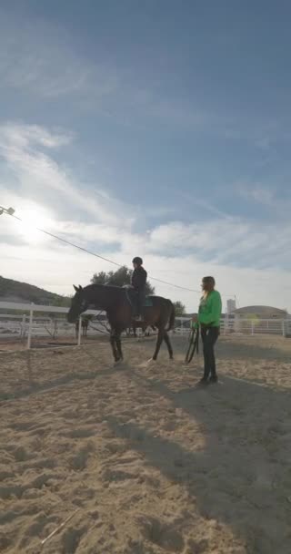 一个女孩在骑马训练中和教练一起骑马 准备比赛是孩子们的一项业余爱好 高质量的4K镜头 — 图库视频影像