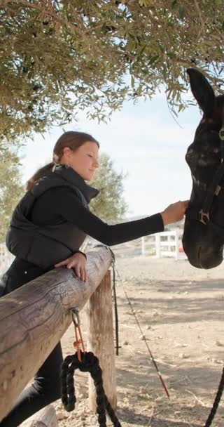 愛とケアを示すジョッキーコスチュームの女の子 ランチで馬を取得 ライフスタイルの暖かさ 高品質の4K映像 — ストック動画
