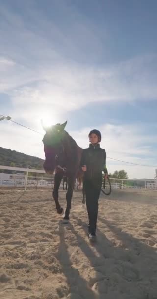 冠军的生活方式 马术训练中的女孩和培训师 在牧场骑马 展示对动物的关心和热爱 比赛准备 高质量的4K镜头 — 图库视频影像