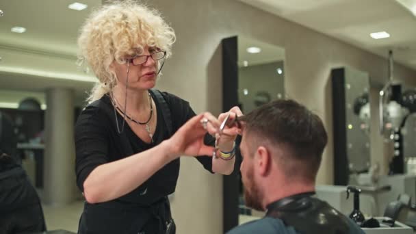 Kuaförlük Berber Insana Makas Güzellik Sağlığı Garanti Eden Saç Kesimi — Stok video