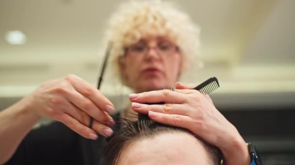 Großaufnahme Schneidet Eine Friseurin Einer Nachtigall Die Haare Haarschnitt Schönheitssalon — Stockvideo
