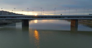 Viyana Avusturya 'da hava manzaralı şehir günbatımı. Tuna Nehri 'nin üzerindeki köprü şehrin şehir mimarının manzarası üzerindedir. Yüksek kalite 4k görüntü