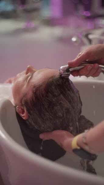 Salon Deneyimi Kadın Kuaför Saç Yıkama Hizmetini Kesim Renkten Önce — Stok video